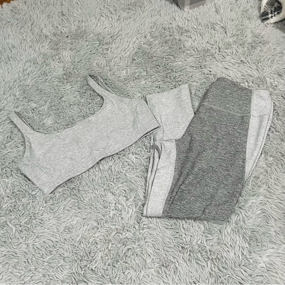 Set of Double-time bra and 3/4 two-tone leggings
